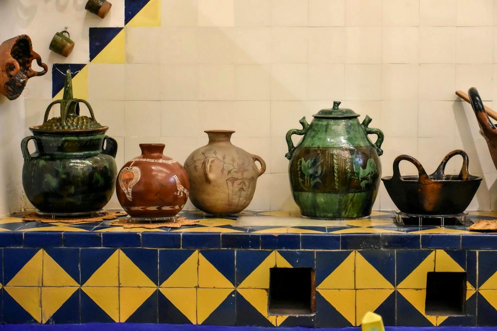 Vas ceramic cu ornamente tradiționale